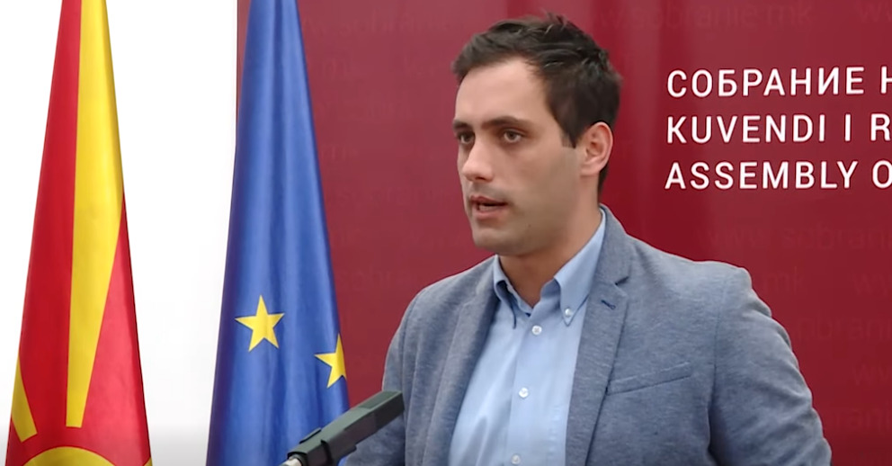 Мециновиќ: Додека претседателката зборува за топење на глечери, граѓаните се гушат од загаден воздух