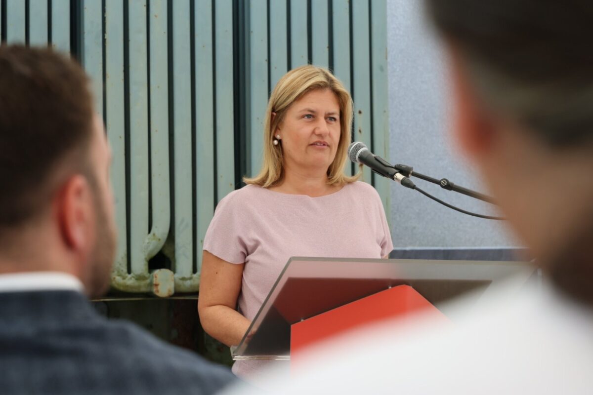 Министерката Божиновска не поседува бугарски пасош, велат од ВМРО-ДПМНЕ