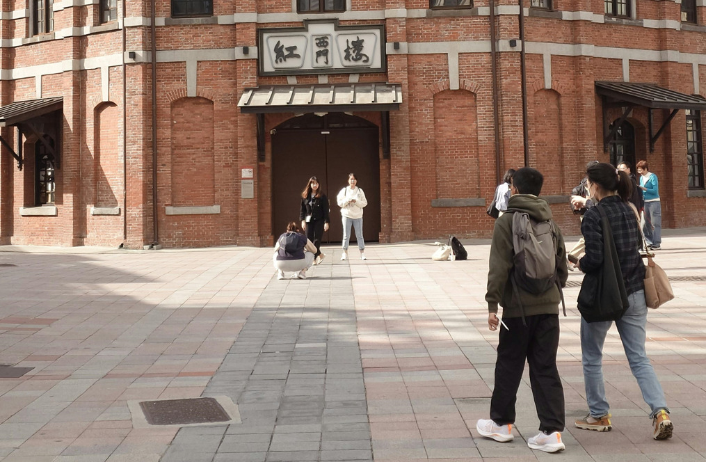 Најмалку три лица загинаа, а девет се повредени во напад со нож и димна бомба во Тајпеј