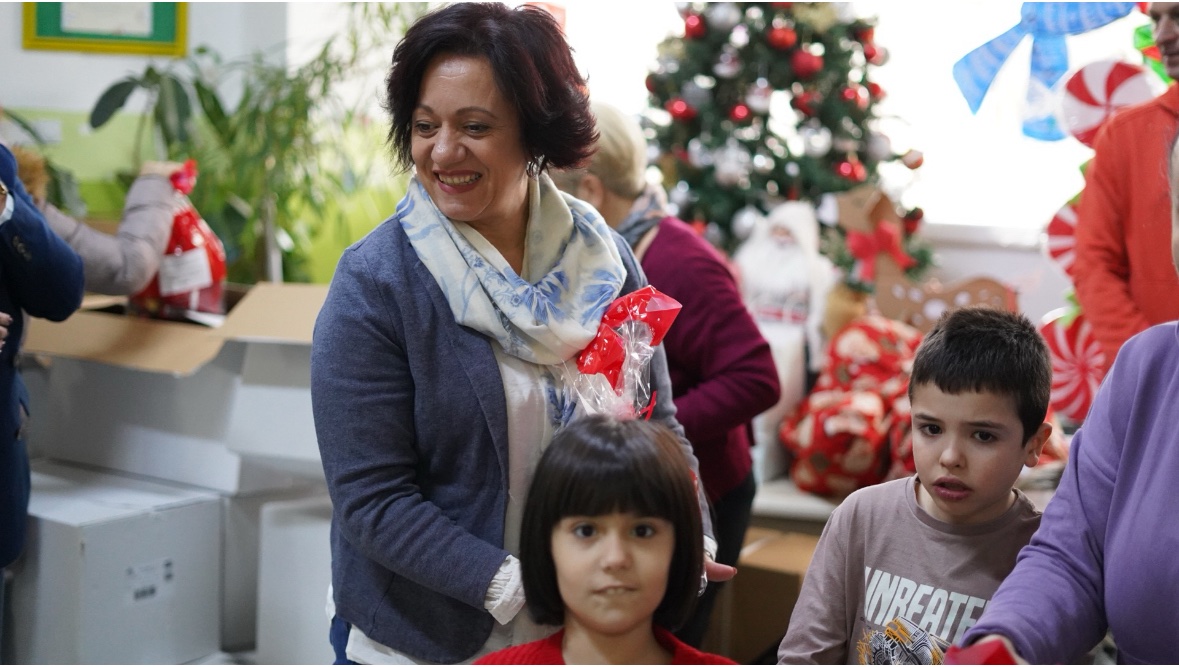 Новогодишни пакетчиња за децата од ОУРЦ ,,Д-р Златан Сремец”, „Димитар Влахов” и децата со оштетен слух и говор од ООУ “Кузман Јосифовски-Питу”