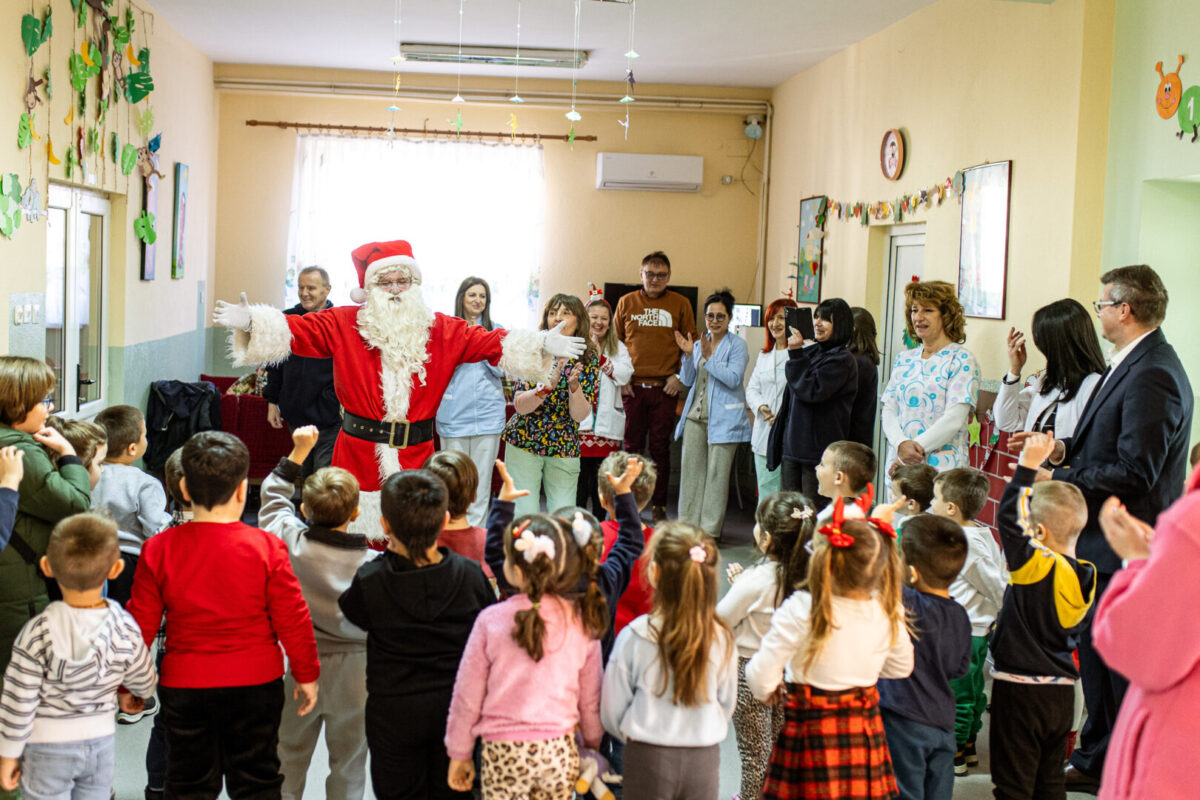 Новогодишни пакетчиња од Општина Битола за штитениците, децата од центарот за рехабилитација