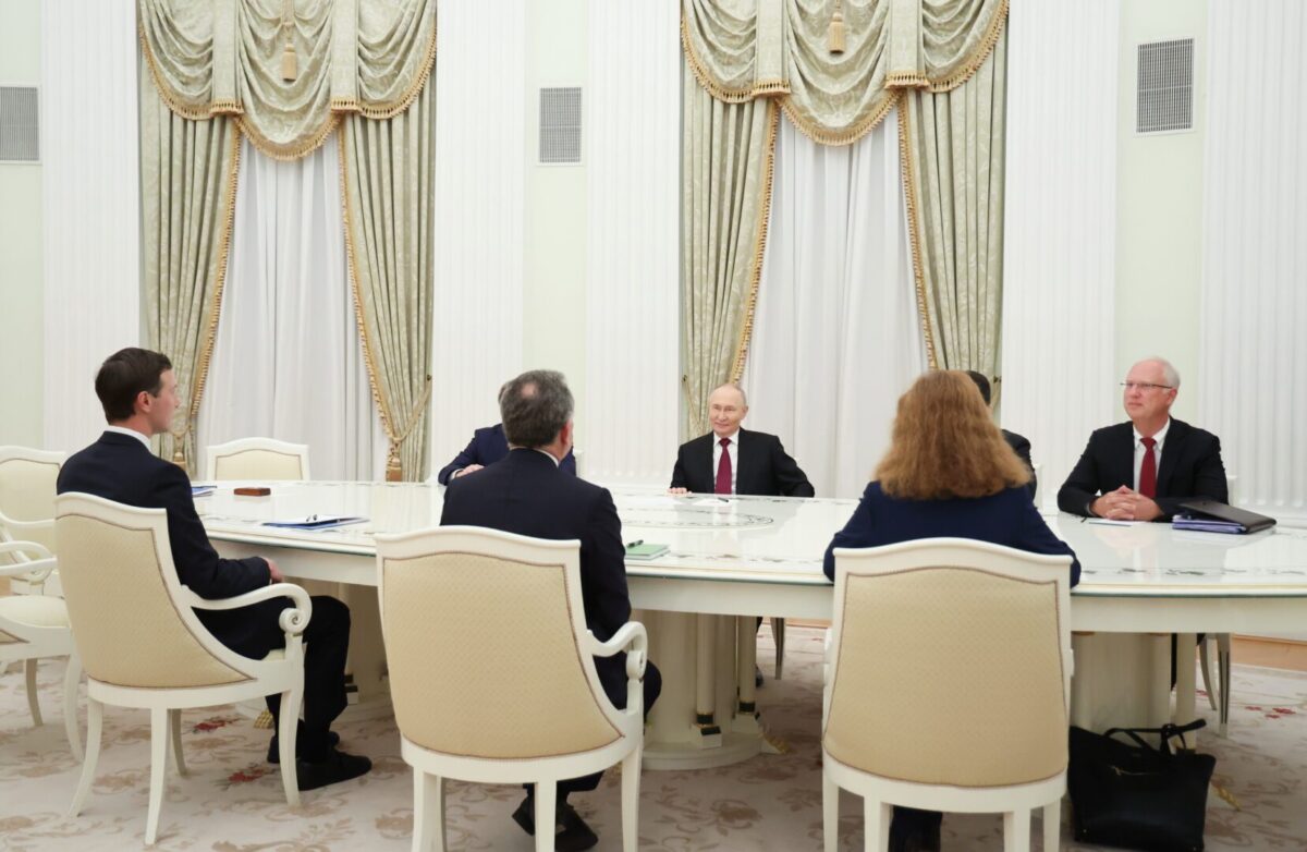 По пет часа заврши средбата меѓу Путин и Американците – продуктивно, но без компромис за мировниот план, според првичните реакции