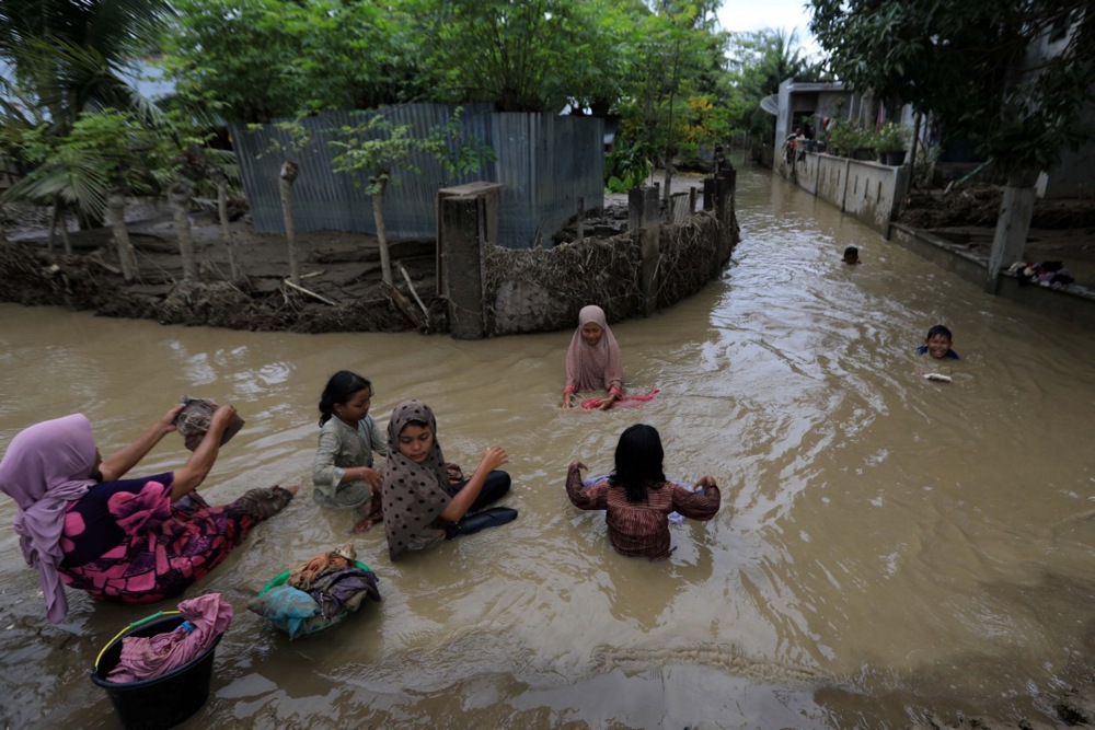 Поплави во Индонезија: Бројот на жртви надмина 750, еден милион луѓе евакуирани