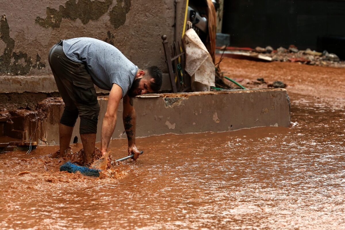 Поради бурата „Бајрон“, училиштата во Атика и Родос утре ќе бидат затворени