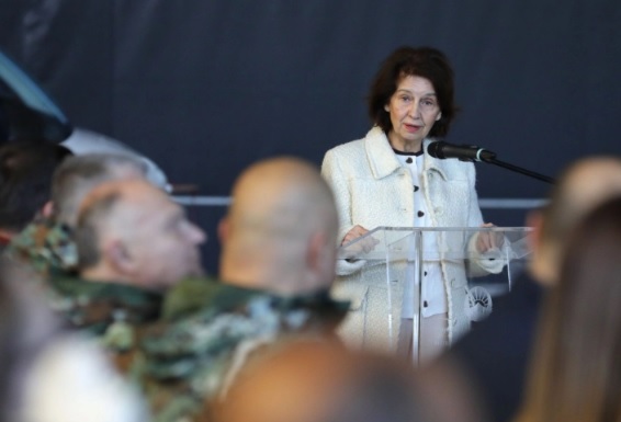 Претседателката упати порака за мир, а Дедо Мраз со хеликоптер стигна пред дечињата на припадниците на АРМ