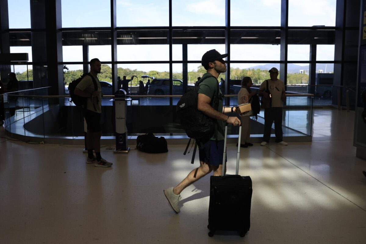 САД го прошируваат списокот на земји на чии граѓани им е забранет влез