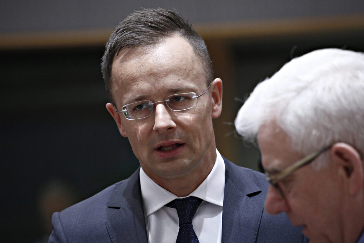 Сијарто: Поради корупцијата во Брисел, ЕУ не го истражува скандалот со „паричникот“ на Зеленски