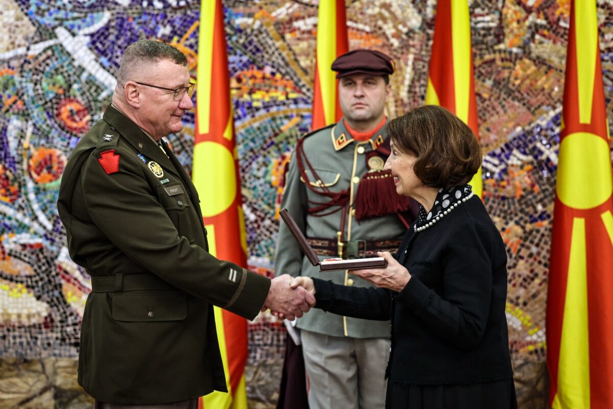 Сиљановска-Давкова го одликуваше генерал-мајор Грегори Најт, командантот на Националната гарда на Вермонт со Орден за воени заслуги