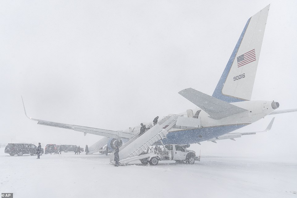 Стотици летови се откажани поради снежната бура што ги зафати Њујорк и Њу Џерси