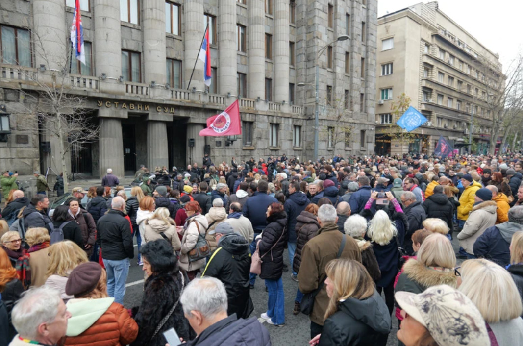 Судии, обвинители и адвокати протестираа во Белград, велат дека трпат политички притисоци