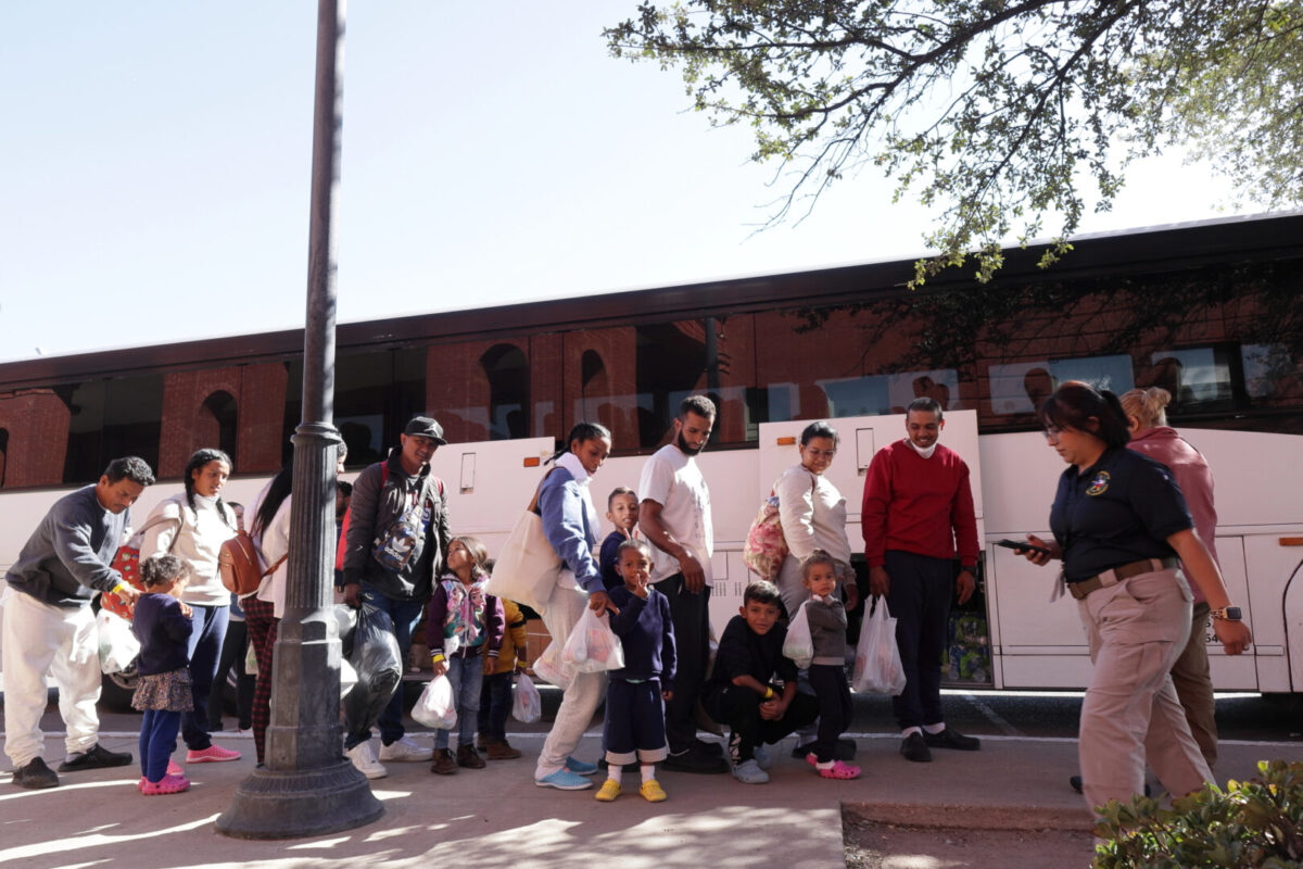 Судот нареди враќање на депортираните Венецуелците од Ел Салвадор во САД