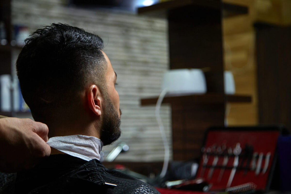 Талибанците удрија по берберите, бричење бради може да ги однесе во затвор