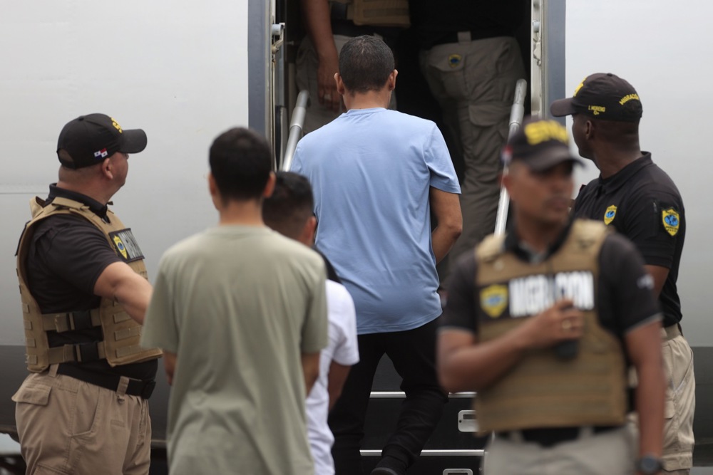 Трамп ги паузира сите апликации за имиграција од 19 земји