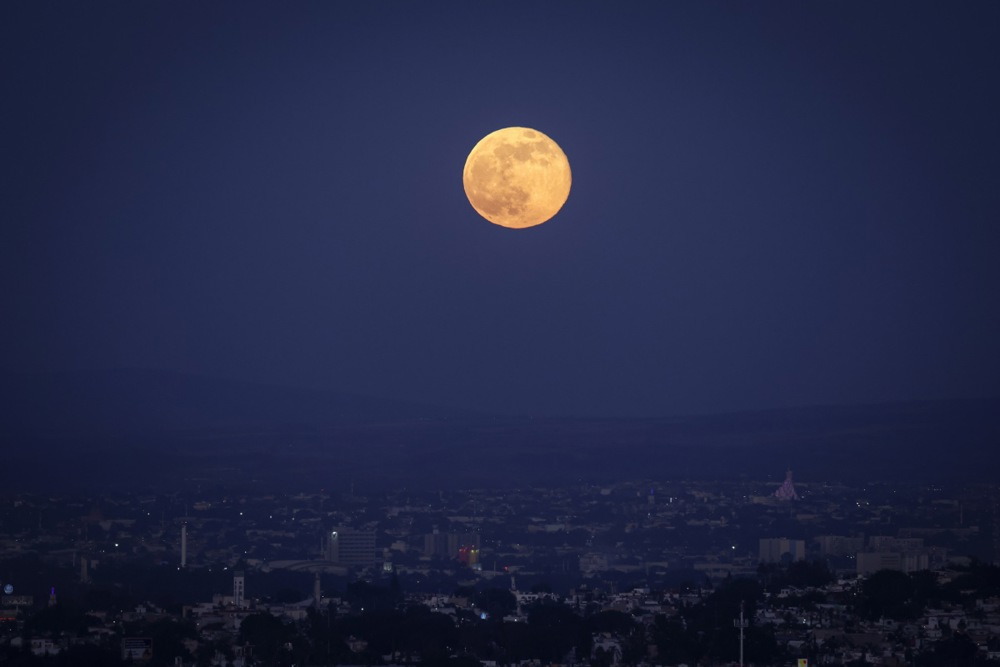 Утре ја имаме последната Супермесечина за оваа година: ќе биде поголема и посветла од вообичаено