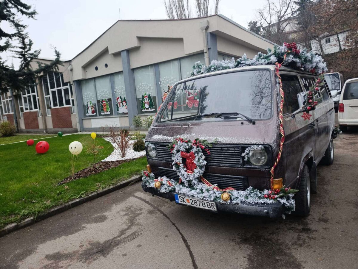 (Фото) Добрина на дело: Чудната санка на Дедо Мраз дели пакетчиња во Скопје