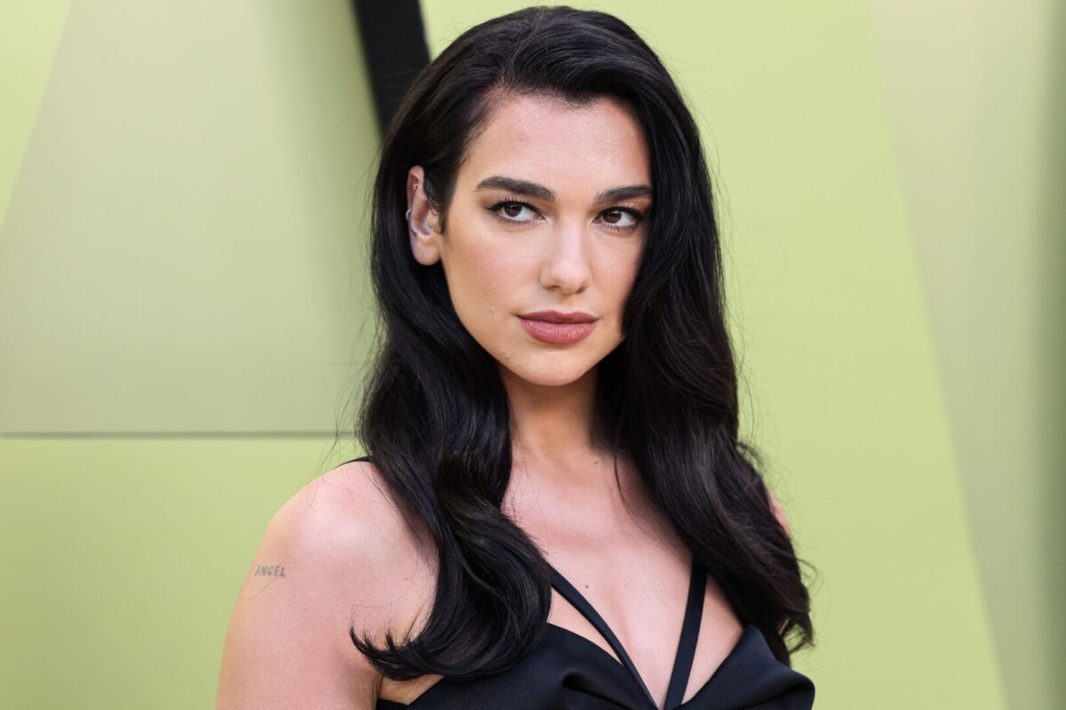 (Фото) Дуа Липа го враќа трендот „логоманија“