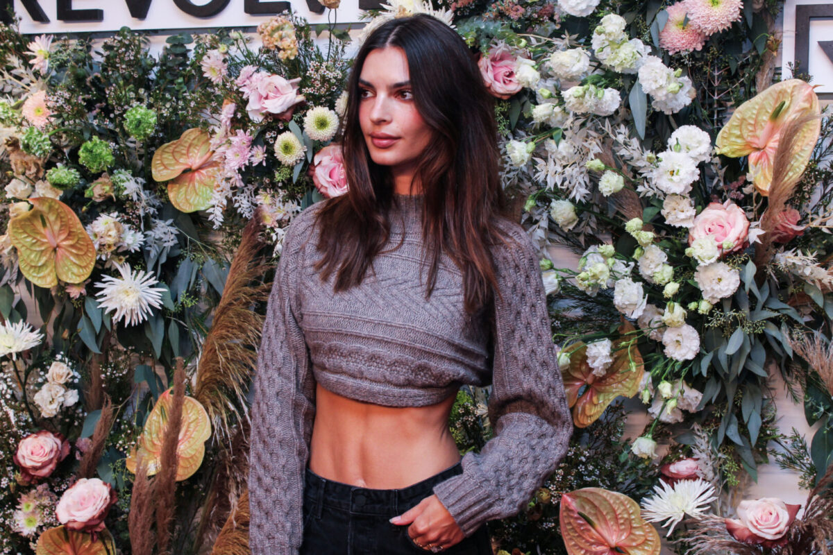 (Фото) Емили Ратајковски повторно го покажа задникот: „Никогаш нема да ми здосадат овие фотографии од тебе“