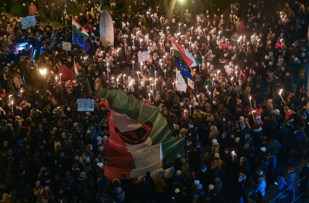 (Фото) Илјадници на улиците на Будимпешта – бараат оставка од Орбан по скандалот со злоупотреба на деца