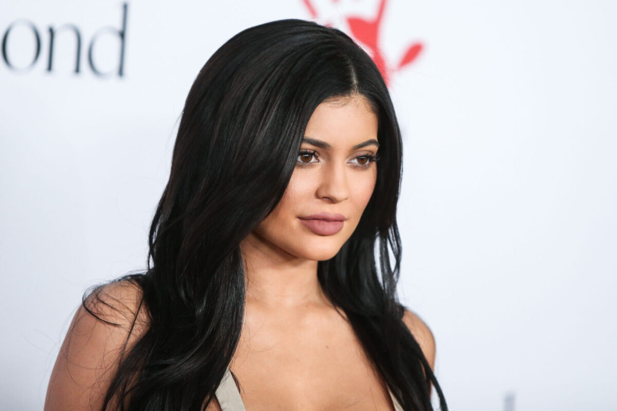 (Фото) Кралицата на латексот повторно се „стегна“ во фустан и го покажа своето совршено тело