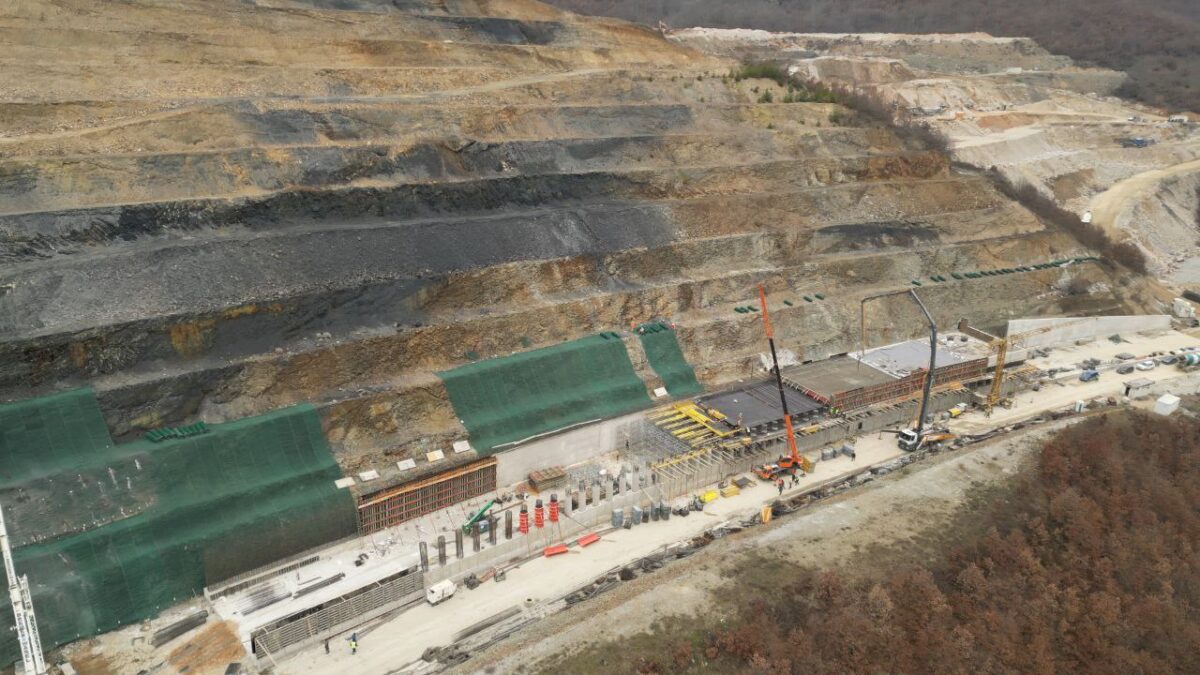 (Фото) Николоски: На автопатот Охрид – Кичево се вршат сложени инженерски зафати, кои првпат се користат во регионот