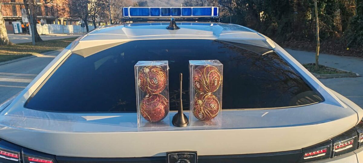 (Фото) Полицајците им подаруваа новогодишни лампиони на охриѓани и на туристите во Охрид