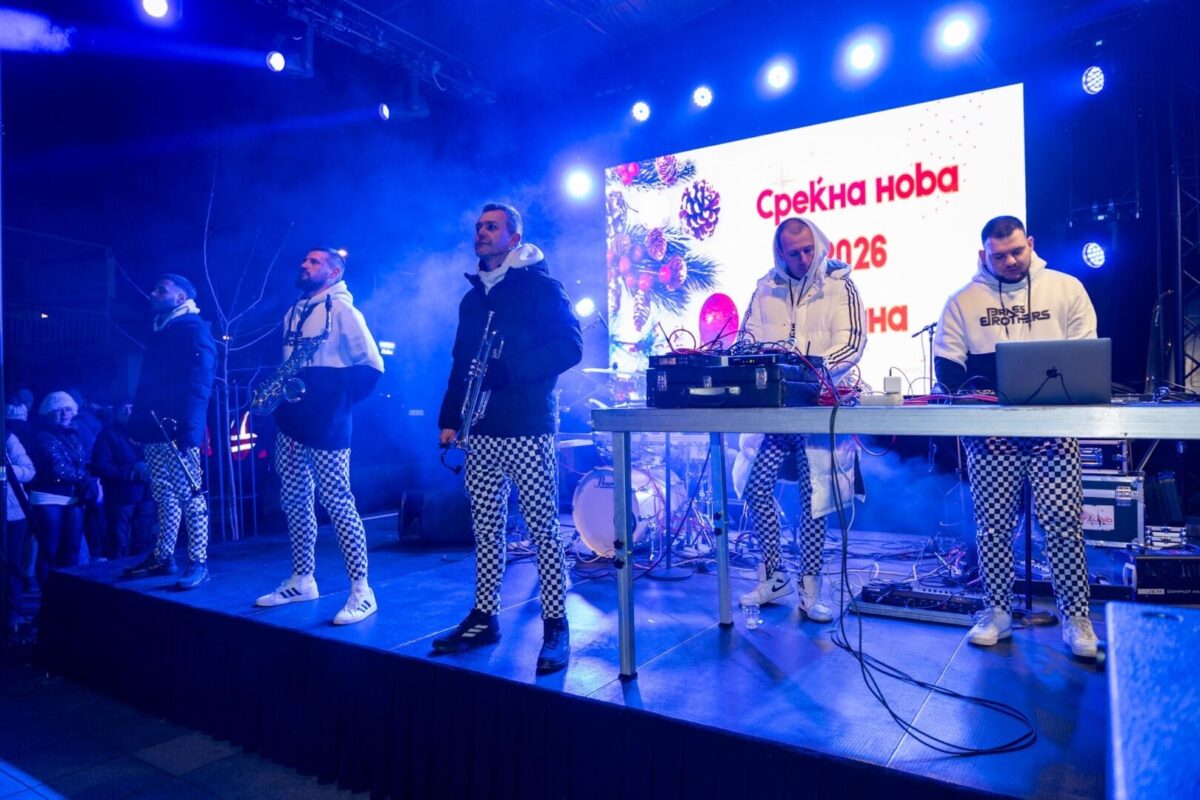 (Фото) Предновогодишна забава „Вечер под ѕвездите“ во Центар: Боемска преполна со расположени скопјани