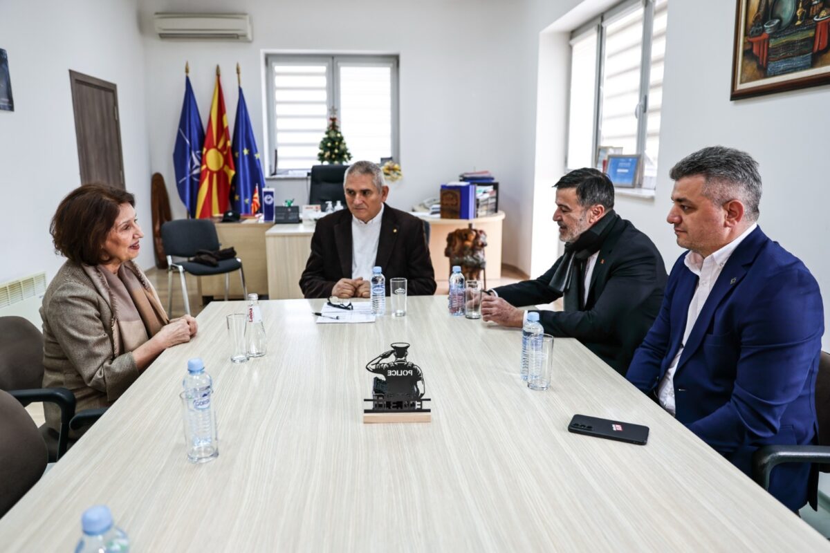 (Фото) Сиљановска-Давкова ја посети шивалната во КПД Идризово: Секој заслужува втора животна шанса – работењето е клучно за ресоцијализација на осуденичките