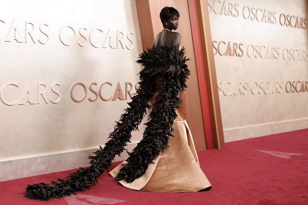 (Фото) Таа е најубавата манекенка за 2025 година: Живата кукла го освои светот на модата, а некогаш била навредувана