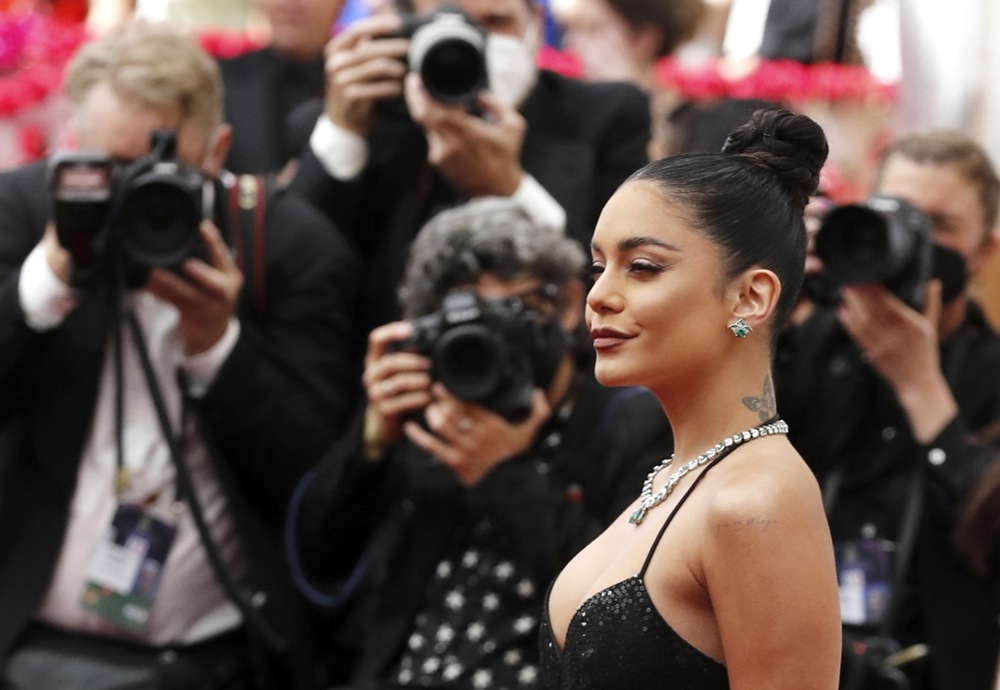 (Фото) Холивудска ѕвезда се породи и објави фотографија од болница: „Беше лудо возење“