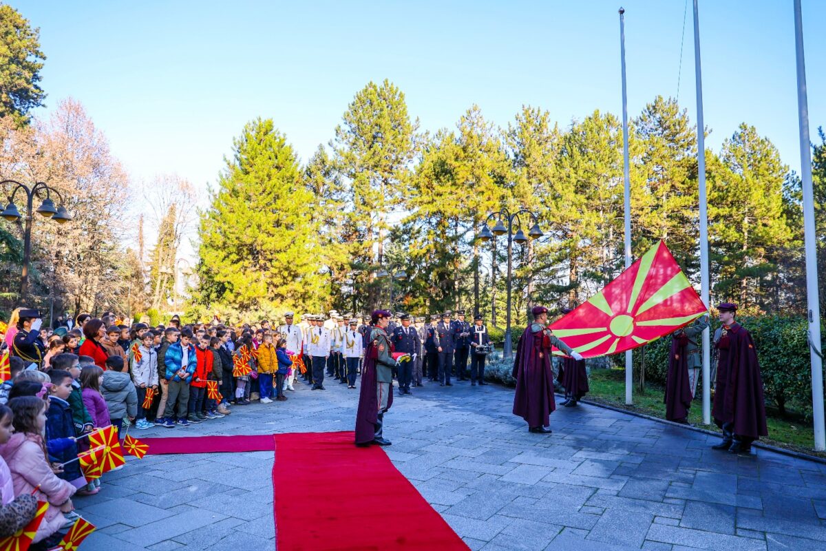 Церемонија на свечено менување на државното знаме во кабинетот на Сиљановска-Давкова