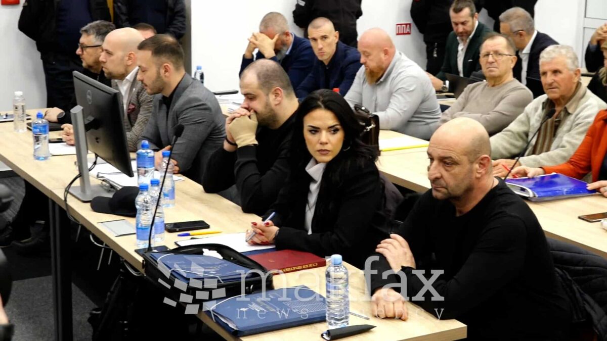 Адвокатката на газда Деко од „Пулс“ бара надлежните да реагираат откако родителите на загинатите деца ја ставија на транспарент