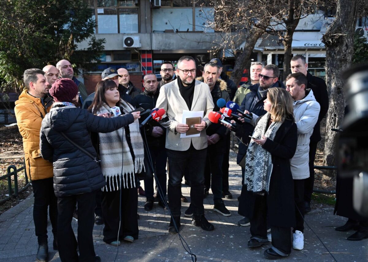 Безбедна новогодишна ноќ и позитивни резултати од „Безбеден град“ – Тошковски во работна посета на полициските служби