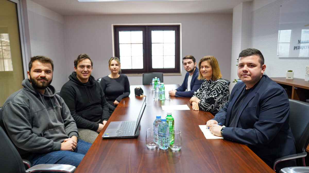 Божиновска со студентите инженери од проектот „Македонска Формула“: Македонија има талент за европската инженерска сцена