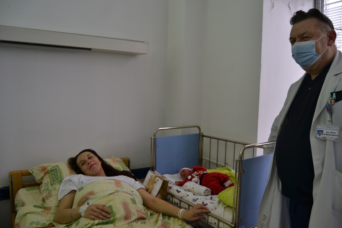 Божиќна радост во Кочани: Роден Миха, првото бебе во 2026 година