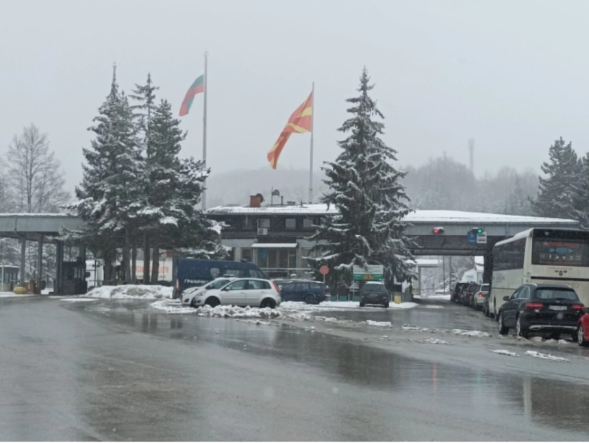 Бугарски државјанин протеран од земјава, кај него се пронајдени боксирач и транспарент со навредлива содржина