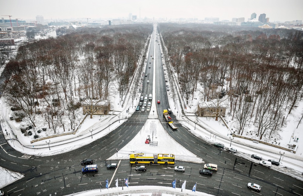 Бура, снег и мраз во Германија: Училиштата се затворени, летовите се откажани, хаос на патиштата