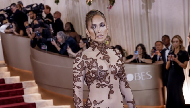 (Видео) Џеј Ло станува предмет на потсмев на социјалните мрежи: „Шминкерката ја сака колку и ние“