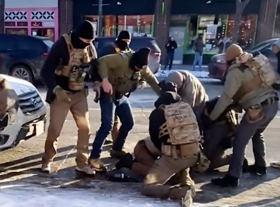 (Видео) Агентите на Служба за имиграција добија нови инструкции по смртта на двајца Американци: „Избегнувајте контакт“