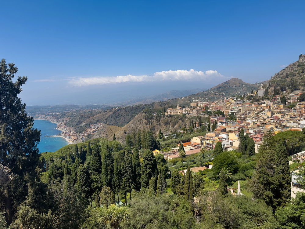 (Видео) Мелони од хеликоптер го обиколи Нишеми, градот на Сицилија што го голта свлечиште