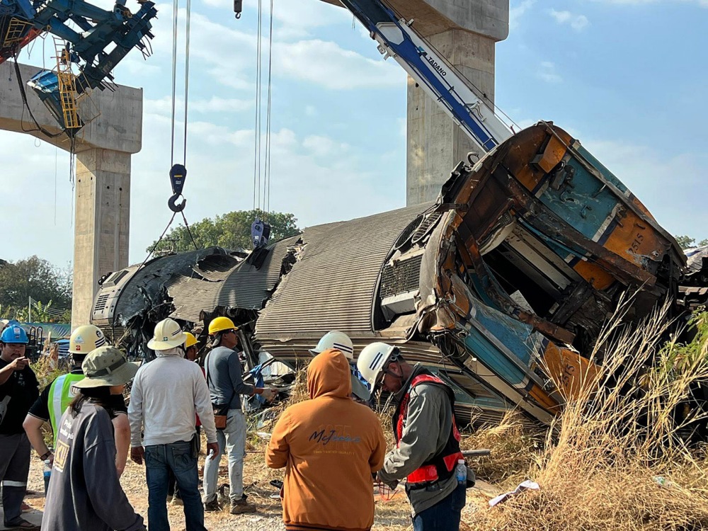 (Видео) Најмалку 28 загинати откако кран се урна врз воз во Тајланд