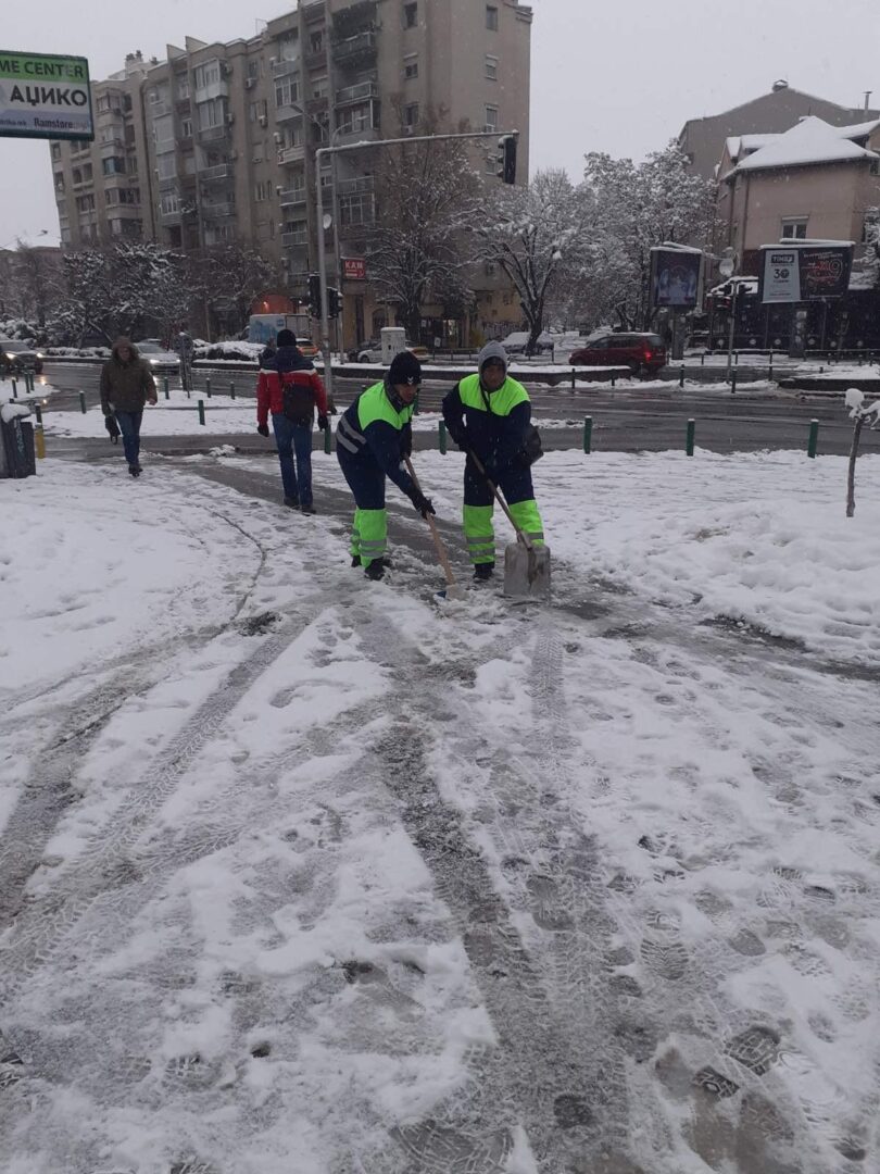 (Видео) Работници од Индија кои никогаш не виделе снег, за прв пат му се радуваат овде во Македонија