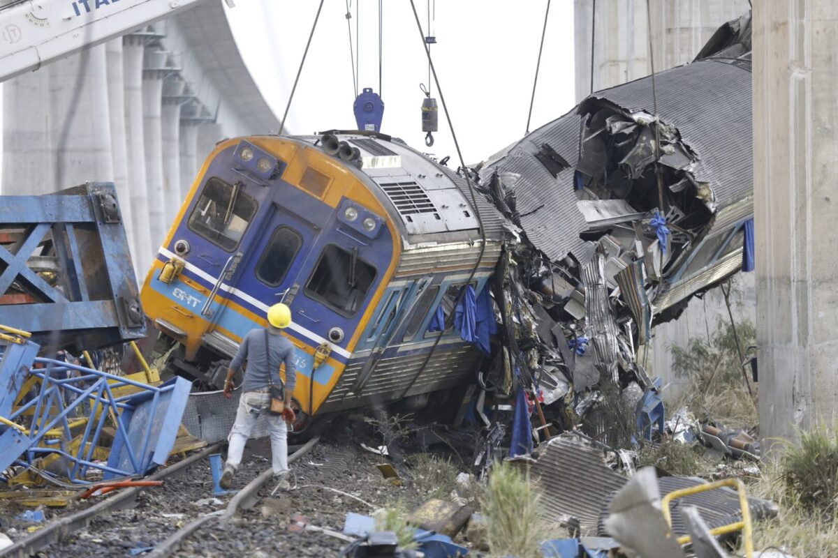 (Видео) Сведоци за несреќата на Тајланд: „Почнаа да паѓаат мали парчиња, па кранот се урна врз возот“