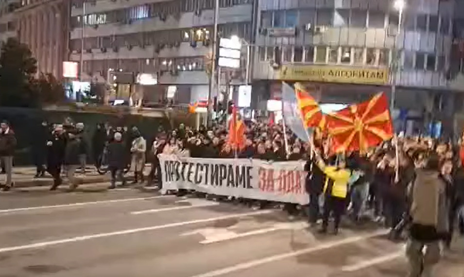 (Видео) Симнете ги розовите очила и погледнете ги работниците – порачаа синдикатите до функционерите на протестот за повисоки плати, се бара 600 евра минималец