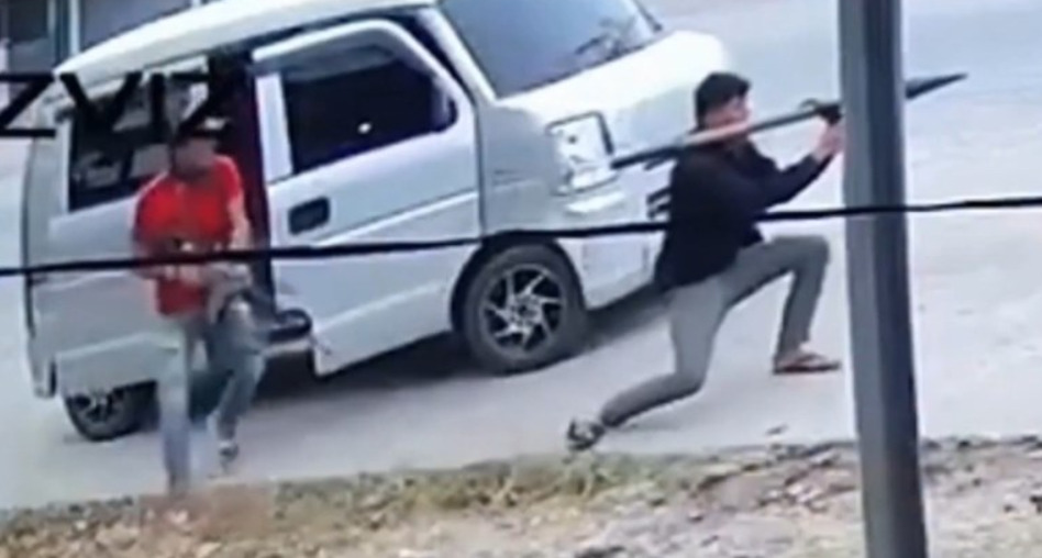 (Видео) Со противтенковска граната го погодија возилото на филипински градоначалник: преживеа