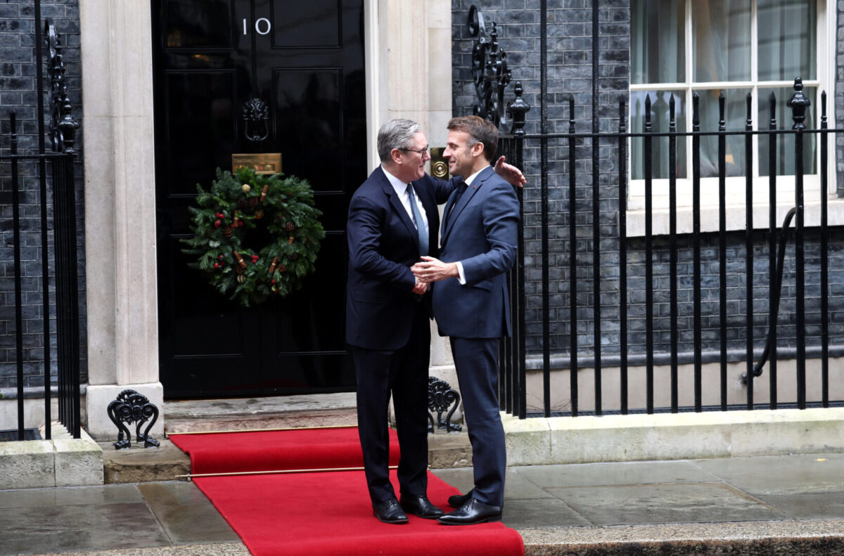 (Видео) Стармер со пилотски очила го имитира Макрон