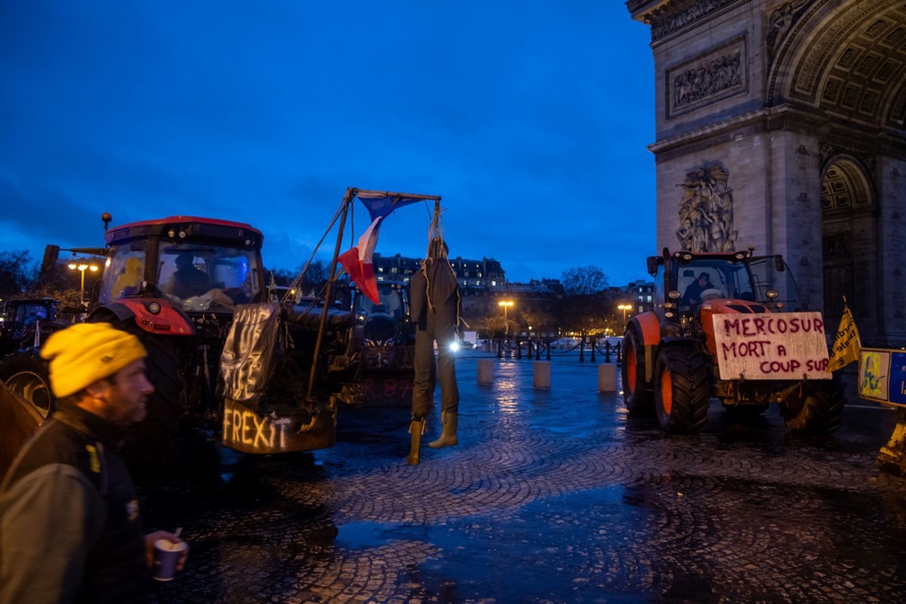 (Видео) Француските земјоделци го блокираат Париз со трактори