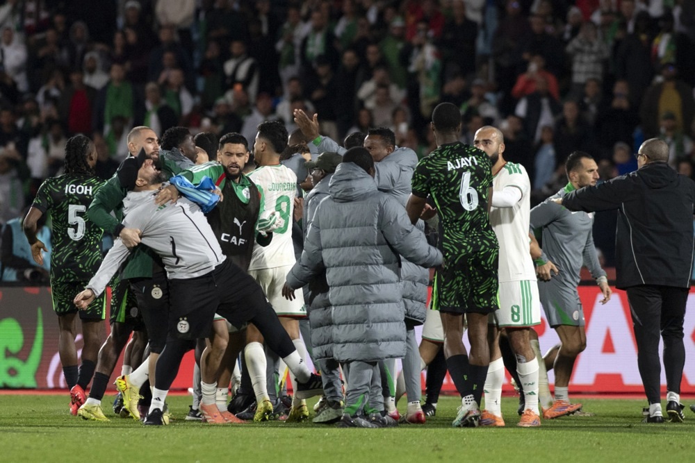 (Видео) Хаос на Африканскиот куп – Се степаа фудбалерите, навивачите го демолираа стадионот, нападнати и судиите