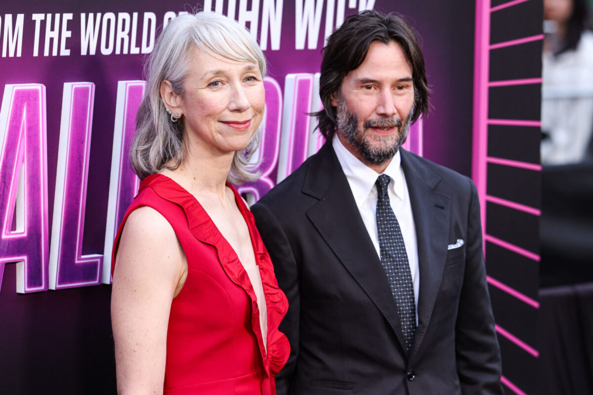 (Видео) „Хејтерите“ не можат ништо да ѝ направат: „Запоставената постара жена“ го урна интернетот со бакнеж со холивудскиот заводник