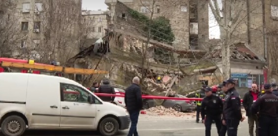 Во Белград се урна напуштен двокатен објект