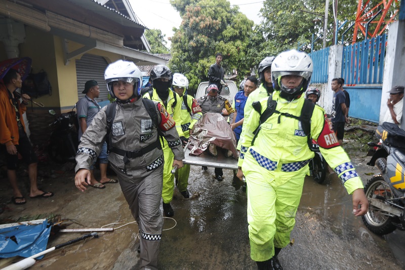 Во лизгањето на земјиштето во Индонезија 25 луѓе го загубија животот